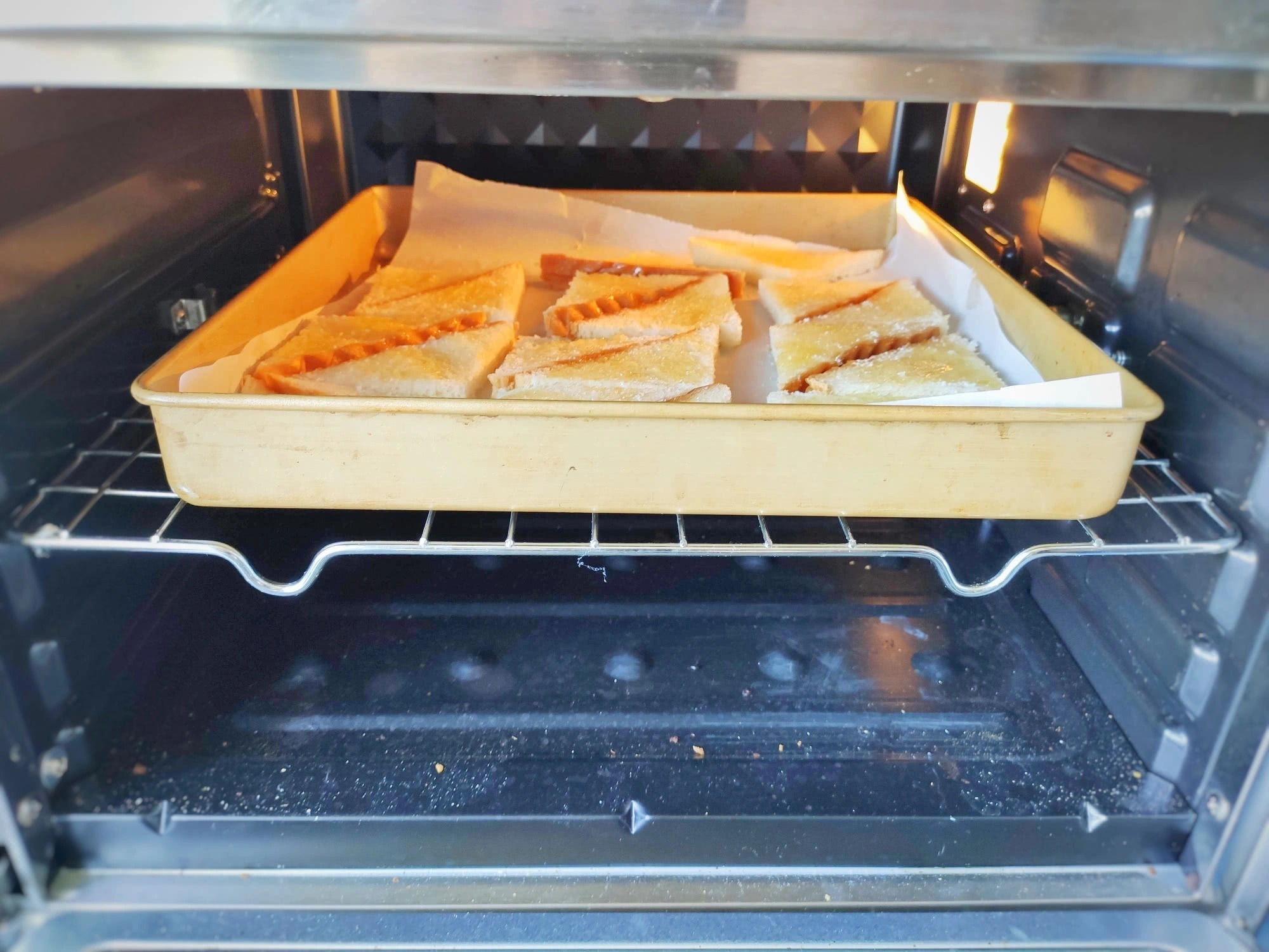 蜂蜜黄油烤吐司|剩吐司千万别扔掉,10分钟变身小零食,比饼干简单多了,香酥美味