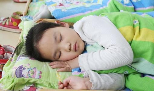 小宝|一家四口的“睡姿”让人捧腹,网友:这孩子怕不是充话费送的?