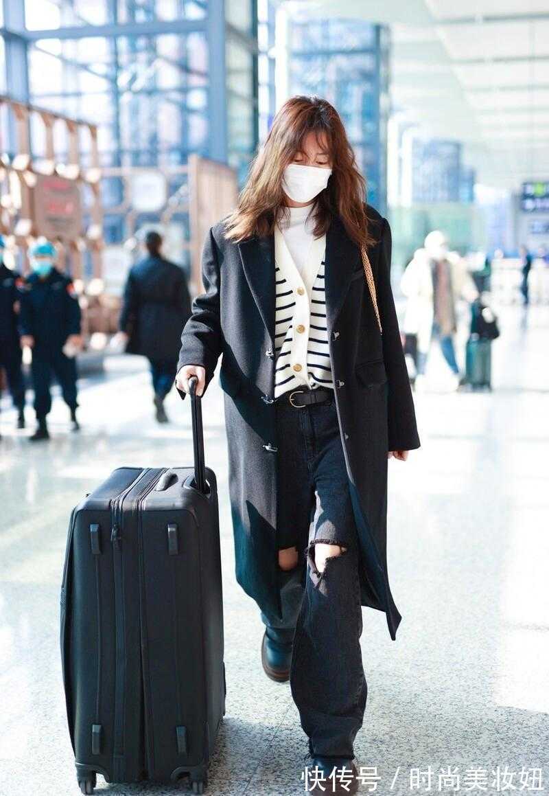 小姐姐 刘雯身材真有优势,穿黑色大衣配直筒裤五五分身,气场也很强大