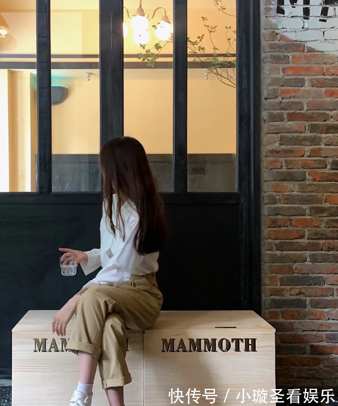 女人|今年火了一条裤子叫:卡其裤,高级知性,很适合三四十岁的女人