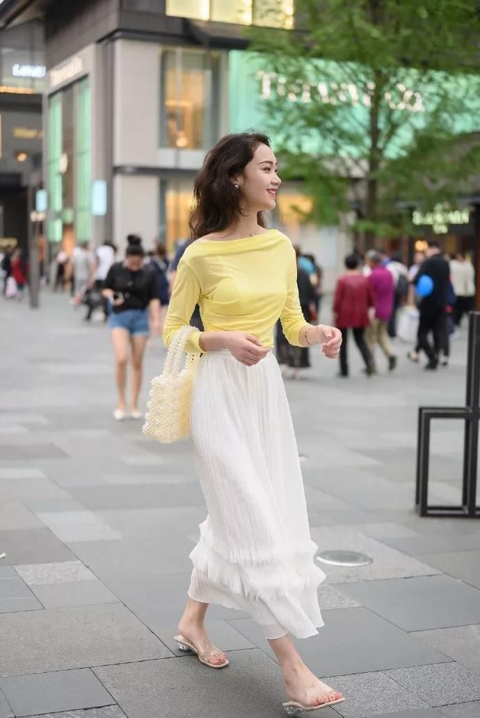 美女脚上穿着一双一字带的高跟鞋，让她身上带有一股仙女般的气质