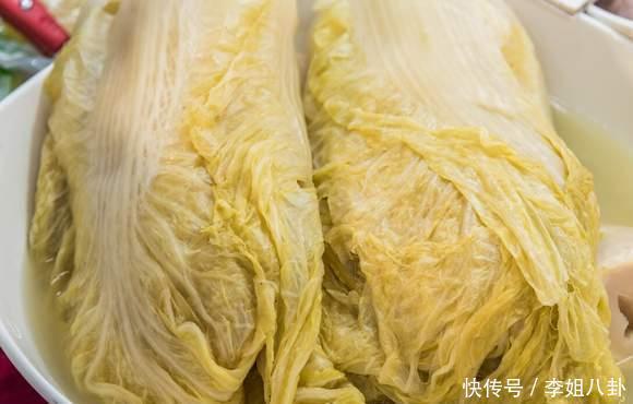 腌酸菜,别只知道加盐,牢记2个要点,坛子不生花,酸菜更酸脆