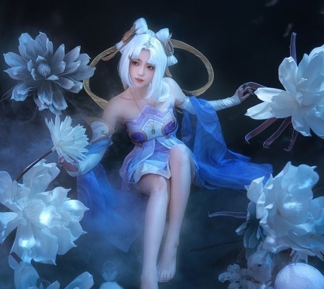 莲花|高中生光脚上阵cos嫦娥,脚踩莲花的一刹那,这腿型是认真的?