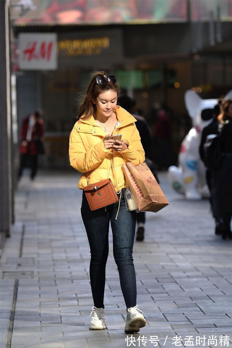 身材 街拍:?小姐姐身材高挑,穿着黑色拼接的丝袜,展示出骨感的长腿