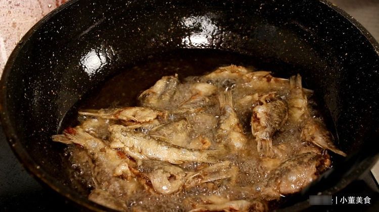 面粉|炸鱼时,有人用淀粉有人用面粉?都不对,大厨教你正确做法