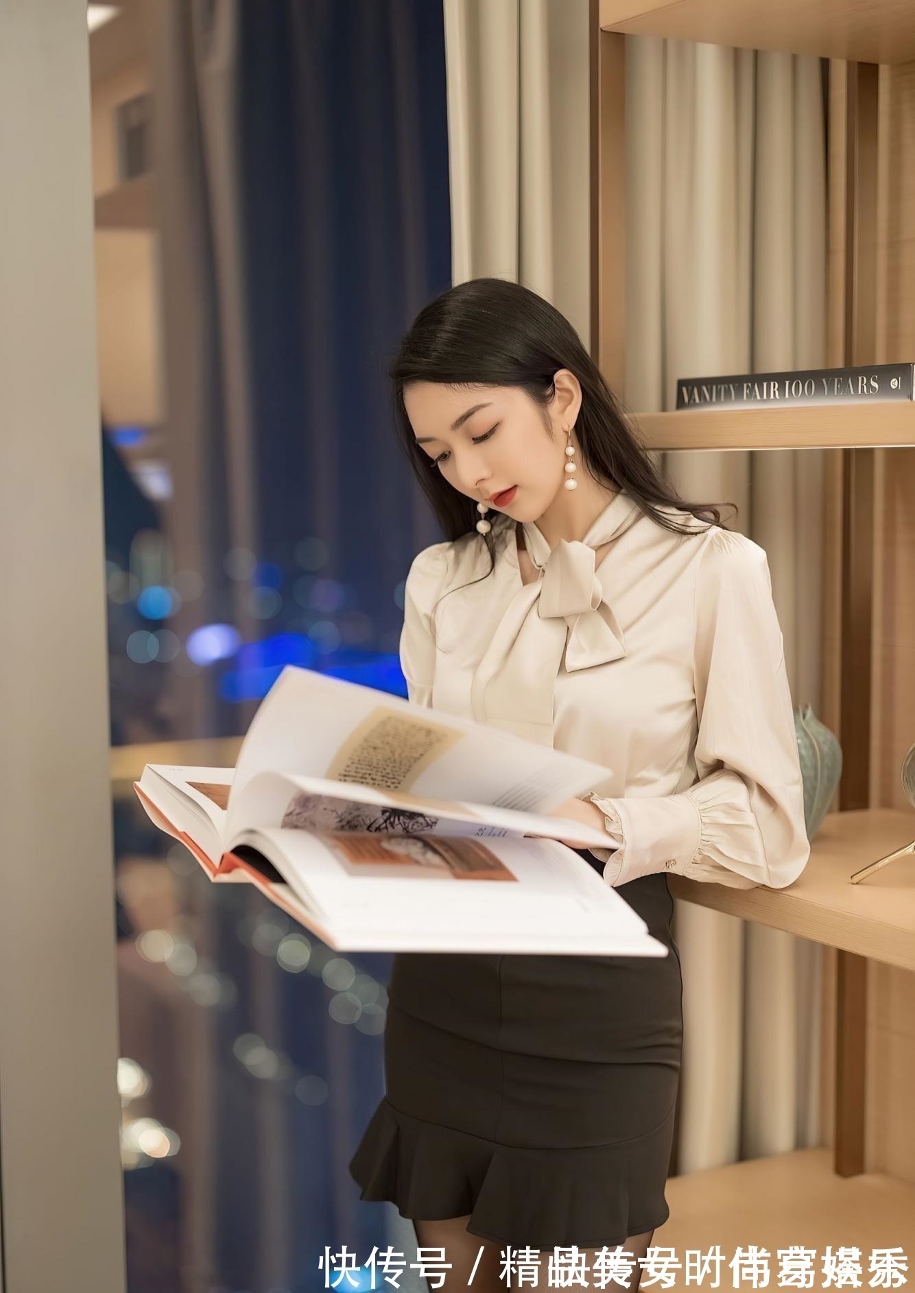 杏色 杏色衬衫搭配黑色高腰半身裙,优雅大方,温婉甜美