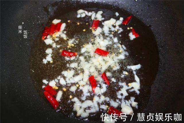 脆嫩|西蓝花炒不好吃？试试这做法，只用4种调味料，脆嫩爽口吃不够