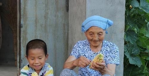 宝妈|孩子摔倒在地赖皮不起,奶奶的'神操作',网友:隔辈育儿典范