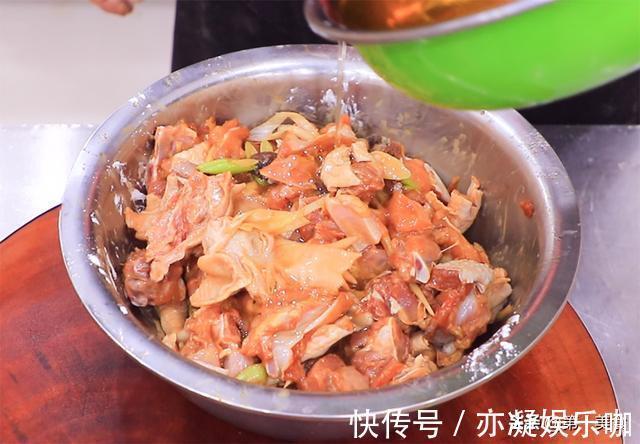 技巧|最简单又好吃的焖扒鸡，鸡块直接上锅蒸，学会腌制技巧，鲜嫩滑口