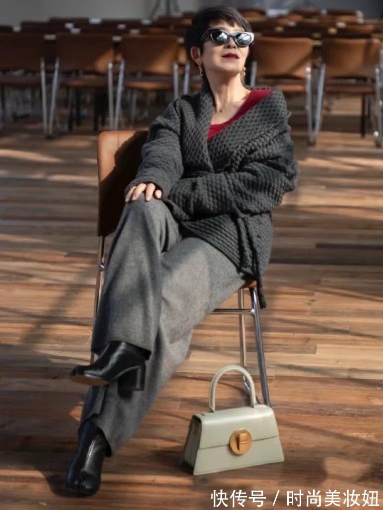 毛衣|60岁的女人越简单越高级,看这位奶奶的穿搭,显得气质又优雅