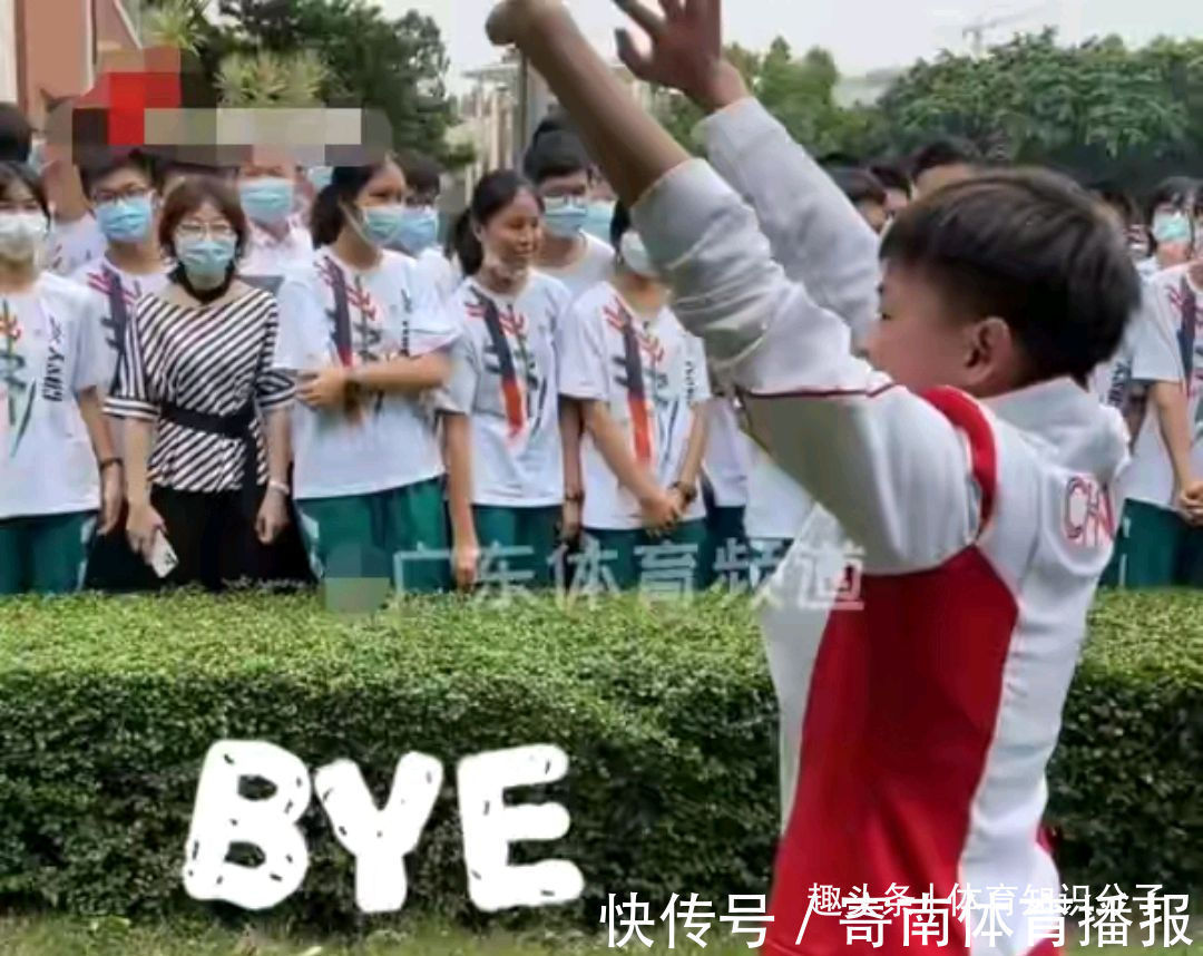 植树|全红婵亲手植树！14岁天才拿铁锹铲土挺吃力，领导围观红姐签名