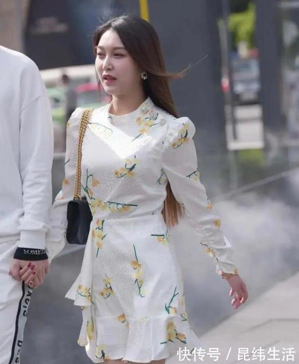 长袖 高腰式的设计,腰线非常明显,裙子有时尚的荷叶边形,清新自然