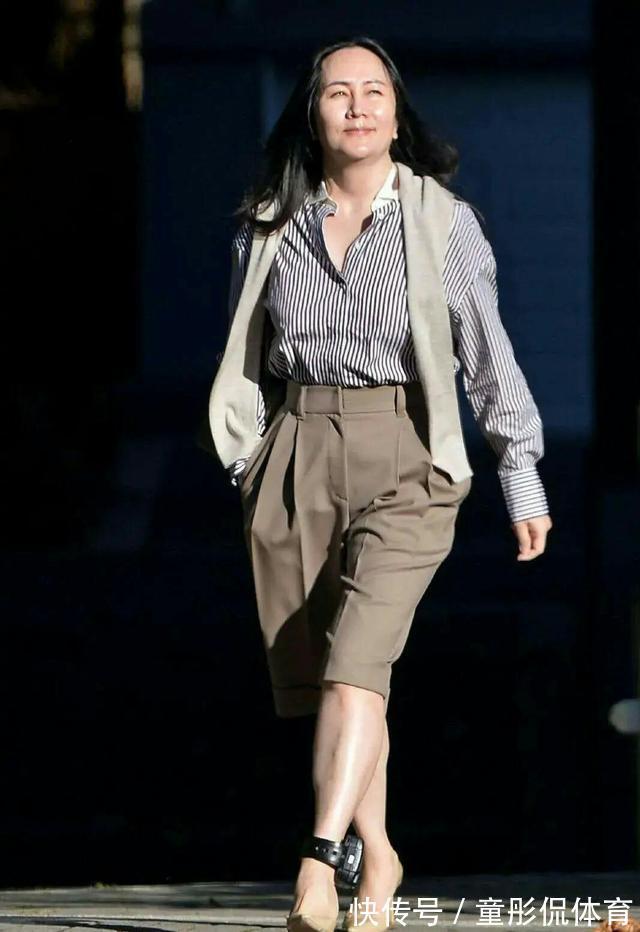 土褐色 孟晚舟终于走出别墅!穿修身针织衫腰身立显,搭配丝巾眼神太霸气