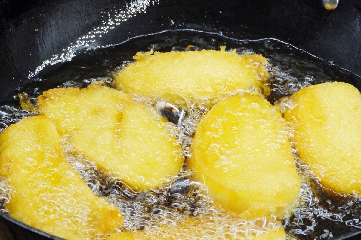 炸馒头片直接裹蛋液难怪吃着很油腻,多加1步,外酥里嫩不吸油