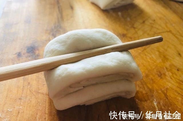 花卷这样做一点不费事,只需一根筷子轻松搞定好看形状,松软好吃