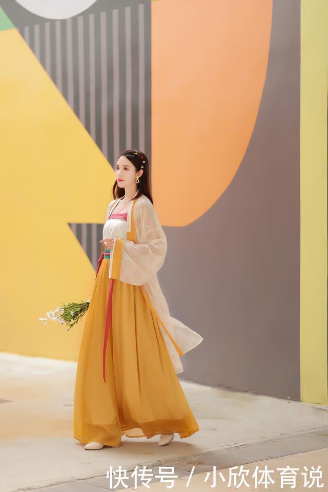 汉服不只有绣花装饰,印花汉服同样精致,风格清新又飘逸