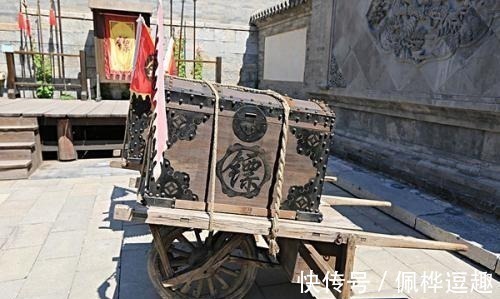 大侠@古代大侠吃完饭,直接扔下银子就走,难道不怕钱给少了吗?