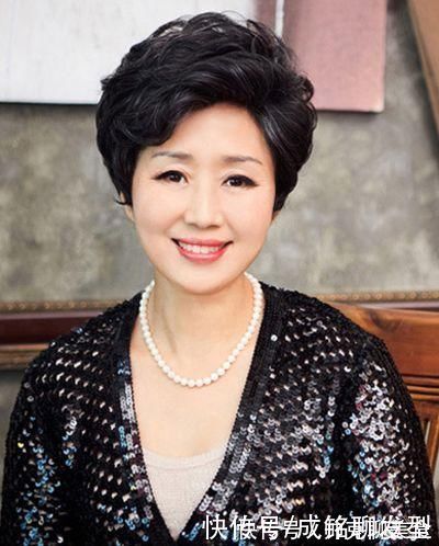 发质|为什么六十岁女人都喜欢短发?发质发量气质变了,短发利落又减龄
