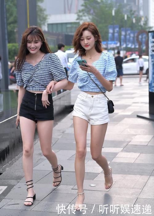 小蛮腰|熙熙攘攘皆为时尚而来,闺蜜姐妹穿搭同款不同色,尽显不同的美感