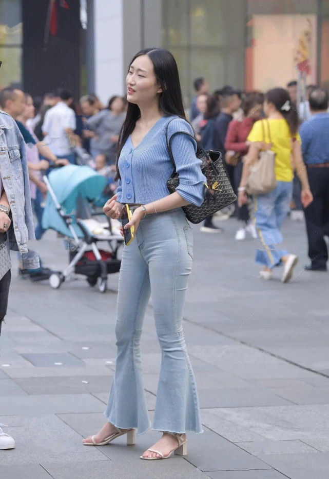 若你有“小粗腿”，别急着穿打底裤，这样搭配反而有奇效！