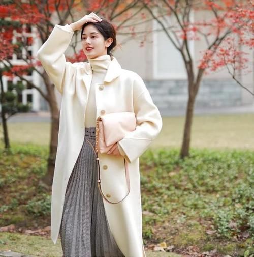 入春后，穿大衣少配裤装，今年流行搭这几款“半身长裙”，很优雅