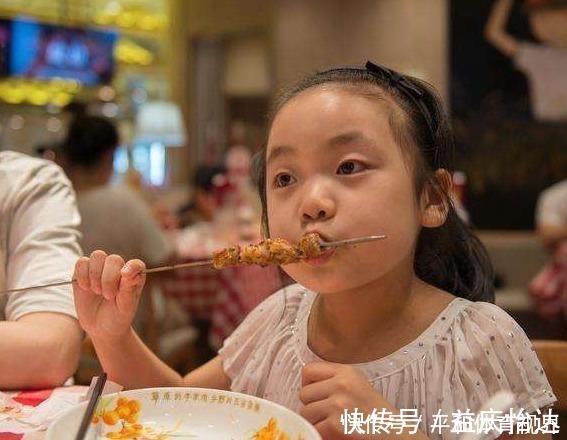 积食|儿科医生孩子睡前，一定不能吃这5种食物，容易积食影响长个