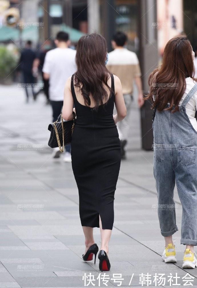 优雅|街拍贵妇姐姐太注重“形象”,选的裙子太窄,优雅的都“迈不开”腿了