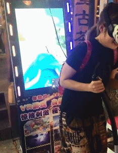 |搞笑GIF:霸气了我的姐 这辈子见过最拉风的走路姿势