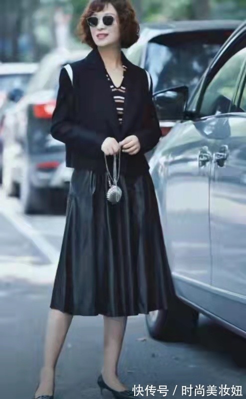 穿搭|奔五的女人甩掉“大妈感”,看这位大龄姐姐,靠穿搭显年轻又优雅