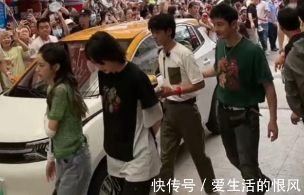 底鞋|當丁真姚安娜和黃曉明同框時,身高差太顯眼,怪不得曉明穿厚底鞋