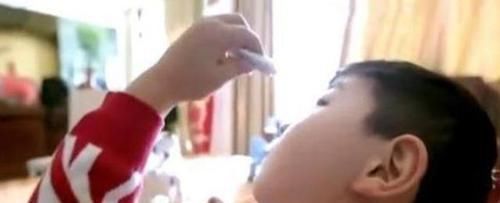 没少|7岁男孩将502误滴眼中,父亲这一举动救了孩子,医生书没少看