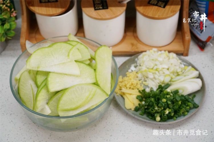 做萝卜猪肉馅饺子,萝卜的处理是关键,方法对了,饱满多汁味道香