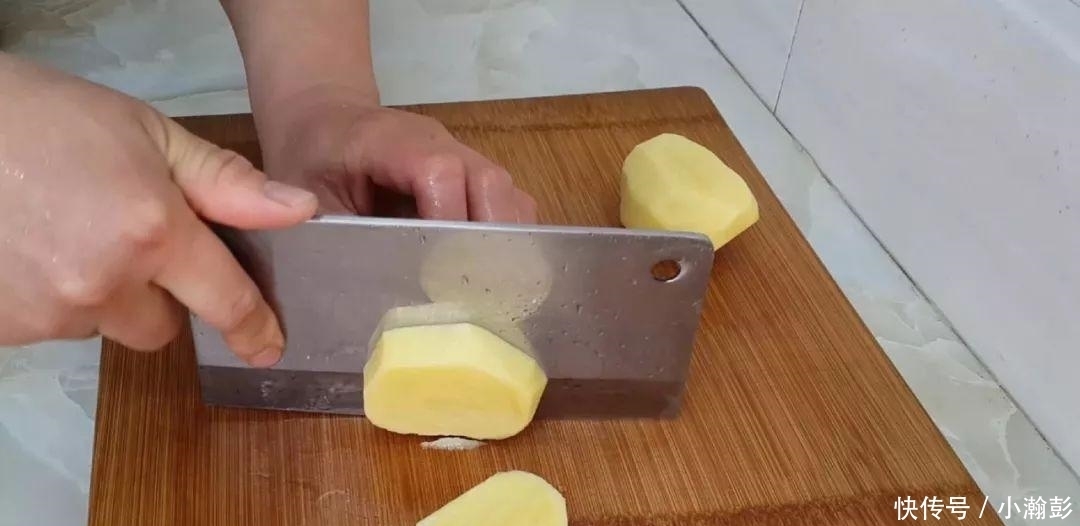 土豆又出新吃法，教你简单一做，比干锅土豆做法简单，比薯条好吃