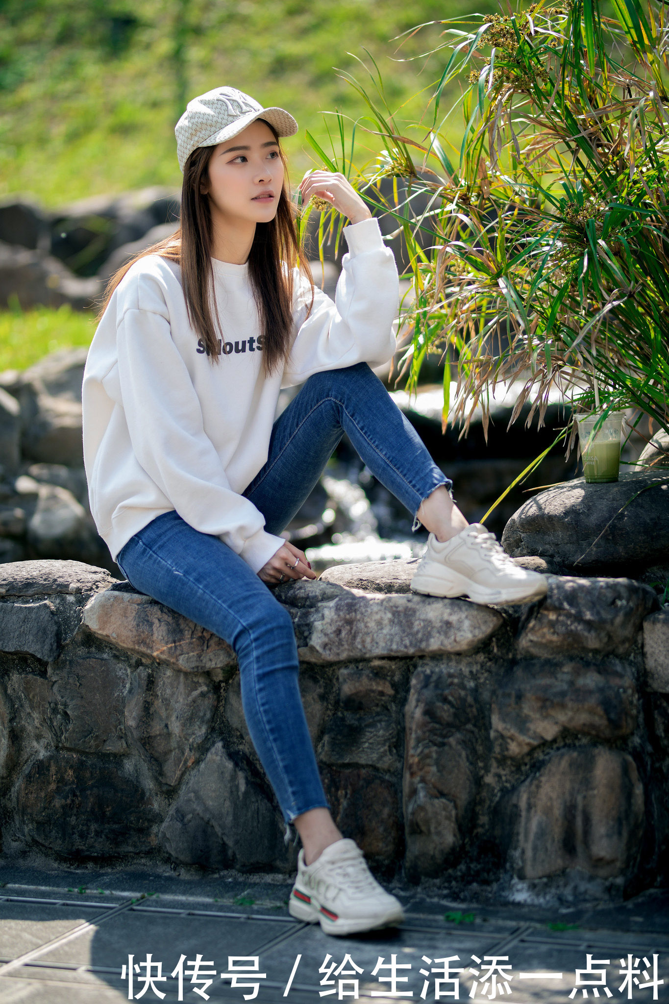 街拍：美女牛仔裤+卫衣时尚又减龄，好气质自带高级感