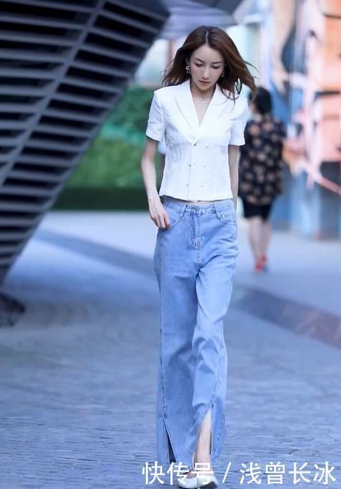 路人街拍：貌美肤白的小姐姐，秀出青春活力范，靓丽又迷人