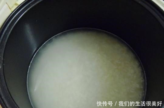煮米饭只会放清水可不行,学会饭店这一招,米饭香甜又松软,好吃!