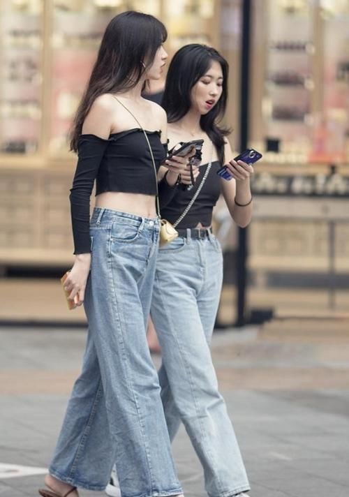 街拍,搭配黑色一字领,清凉舒适,浪漫又清丽