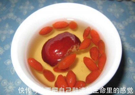 好处|男人睡前嚼几粒枸杞,坚持一段时间,3个好处悄悄来临