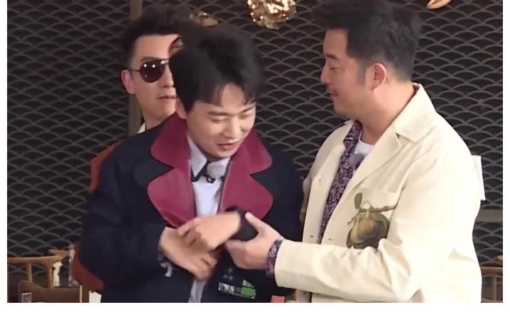 扎心|郭麒麟终于回归跑男团,坤坤抱他后说的话好扎心,铁哥们没错了!