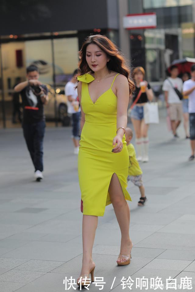 浅色连衣裙彰显高级气质，青春活力