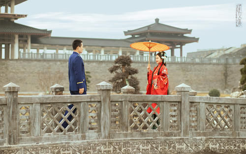 当“军装蓝”遇上“汉服红”，好一个铁汉柔情，太让人羡慕了