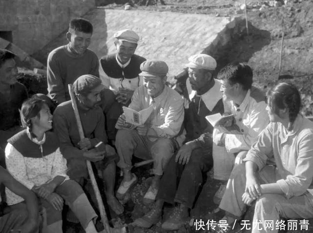  点着煤油灯|45年前东北农村：煤油灯照亮前行路，忆苦思甜是普遍人文现象