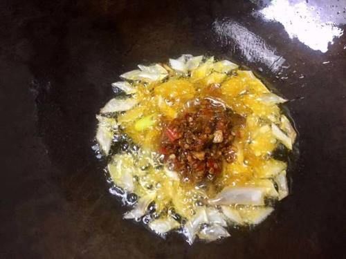 荷包蛋的新吃法，加入尖椒炒一炒，变身有滋有味的下饭菜，特开胃