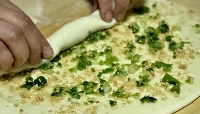 香酥|香酥葱花饼,别再傻傻只放葱花和油,多加一种食材,饼更香更酥