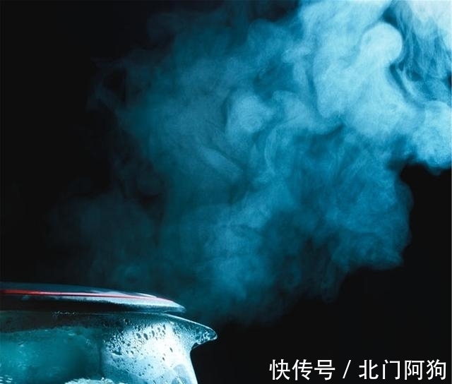 喝茶为用专门的茶具而不用普通的玻璃杯