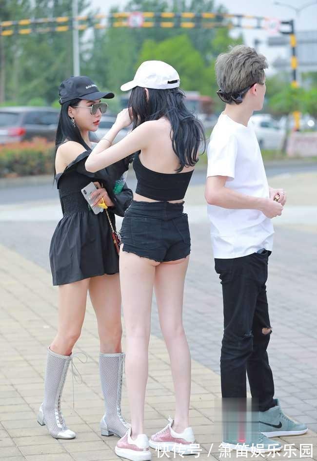 美女|美女穿搭：黑色的背心搭配黑色的牛仔短裤，简约大方，却与众不同