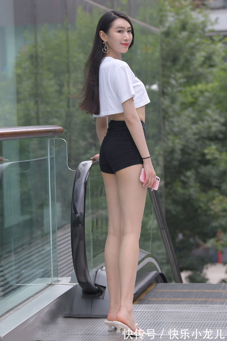 高腰短裤 经典的搭配,白色短款短袖衫,配黑色高腰短裤,清新时尚高挑靓丽