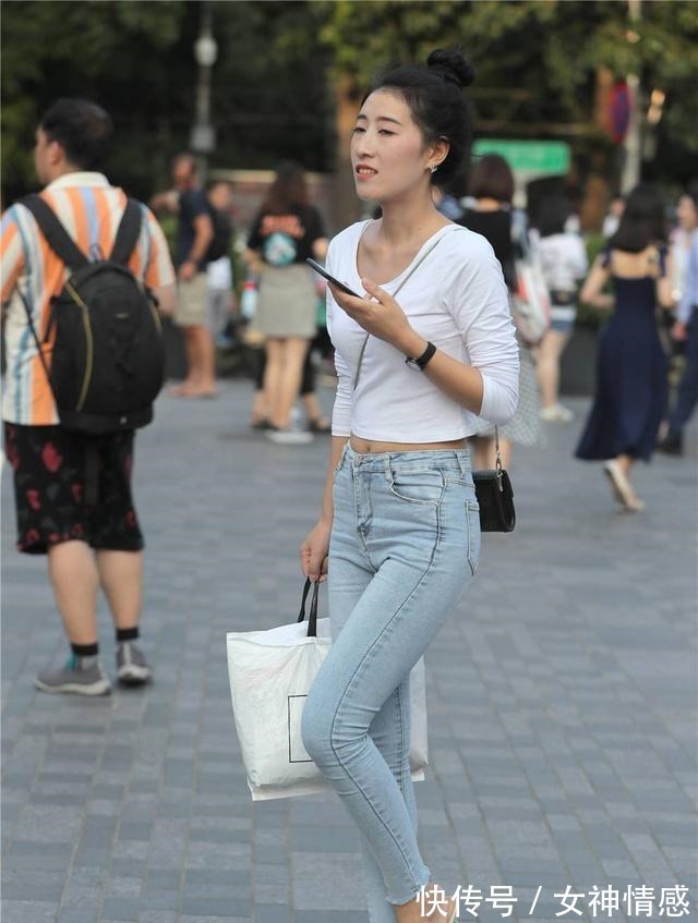 帆布鞋 紧身牛仔裤衬托身材,搭配出简约风格才会更好看!