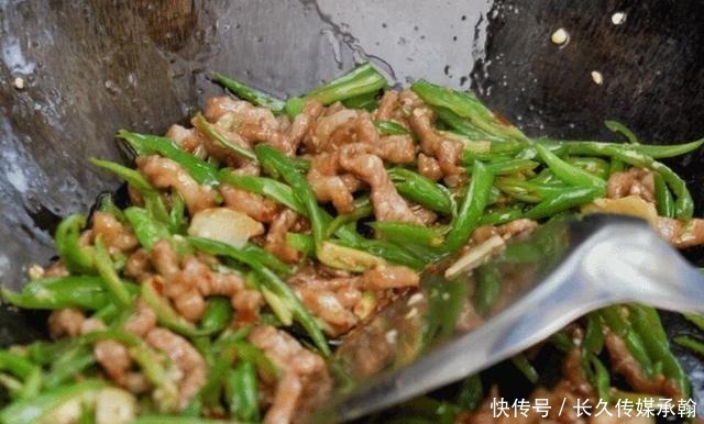 炒“瘦肉”时加蛋清还是淀粉，其实都不对，这样做又嫩又入味！