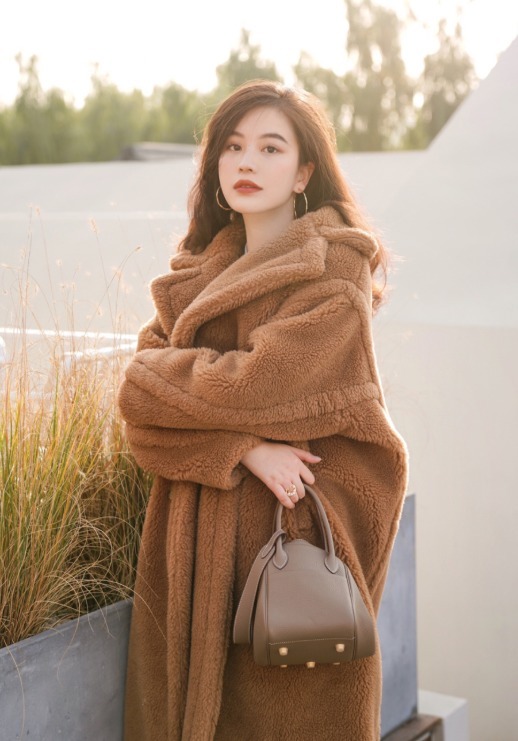 博主|微胖的秋冬穿搭指南,羊羔毛大衣+长裤或连衣裙,保暖舒适又洋气